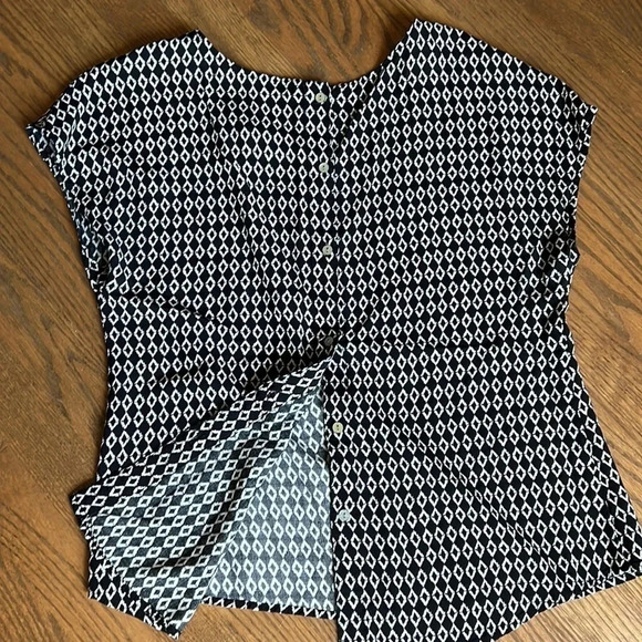 Max Studio crop short sleeve blouse with button down back women’s size medium - Picture 5 of 5